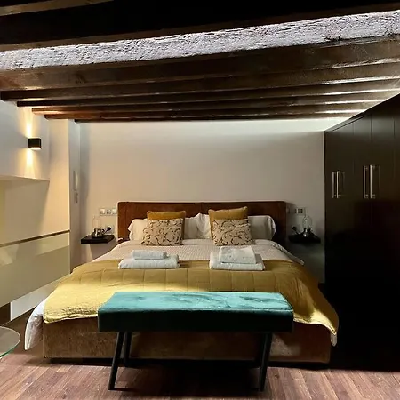 Апартаменты Fr26 Luxurious Apartment, 2 Minutes From Cathedral